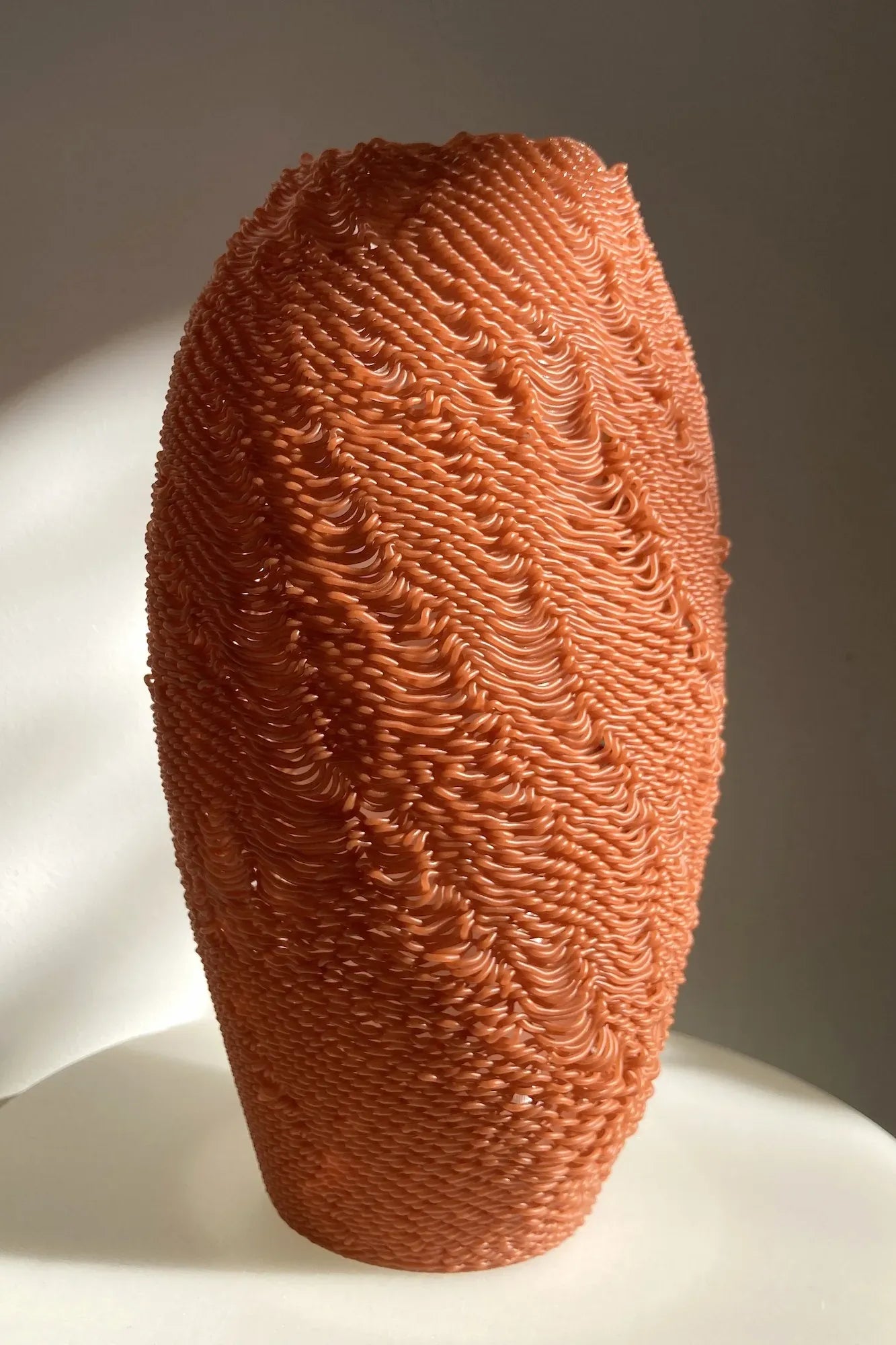 Vase sculptural Casus en PLA chargé en briques pilées avec texture organique obtenue par dérèglement de l'impression 3D.
