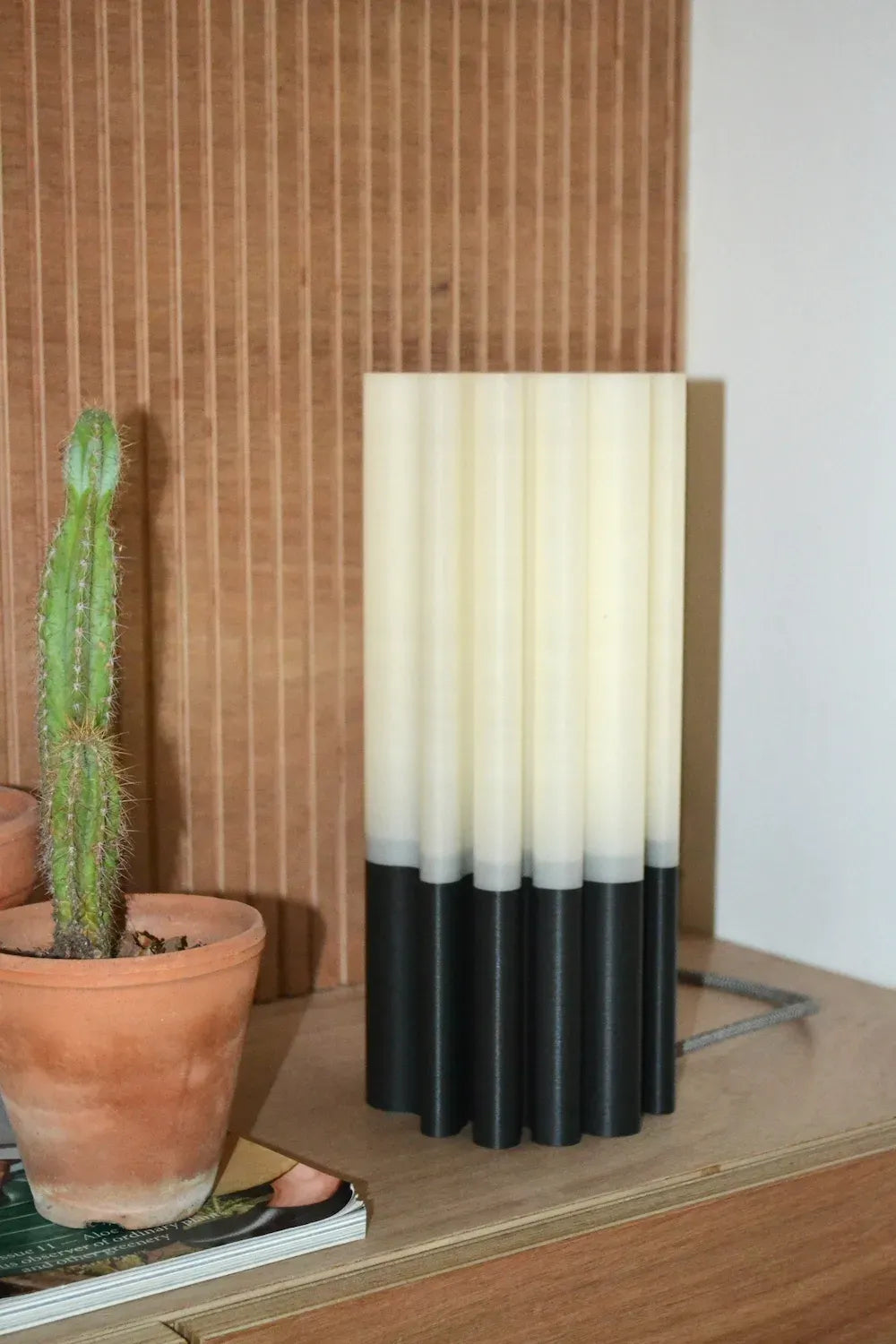 Lampe à poser Diplo avec base PLA ardoises pilées et abat-jour PLA coquilles Saint-Jacques, inspirée des paysages méditerranéens