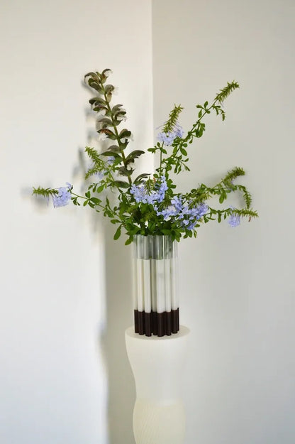vase organique 3d avec bouquet de fleurs fraiches