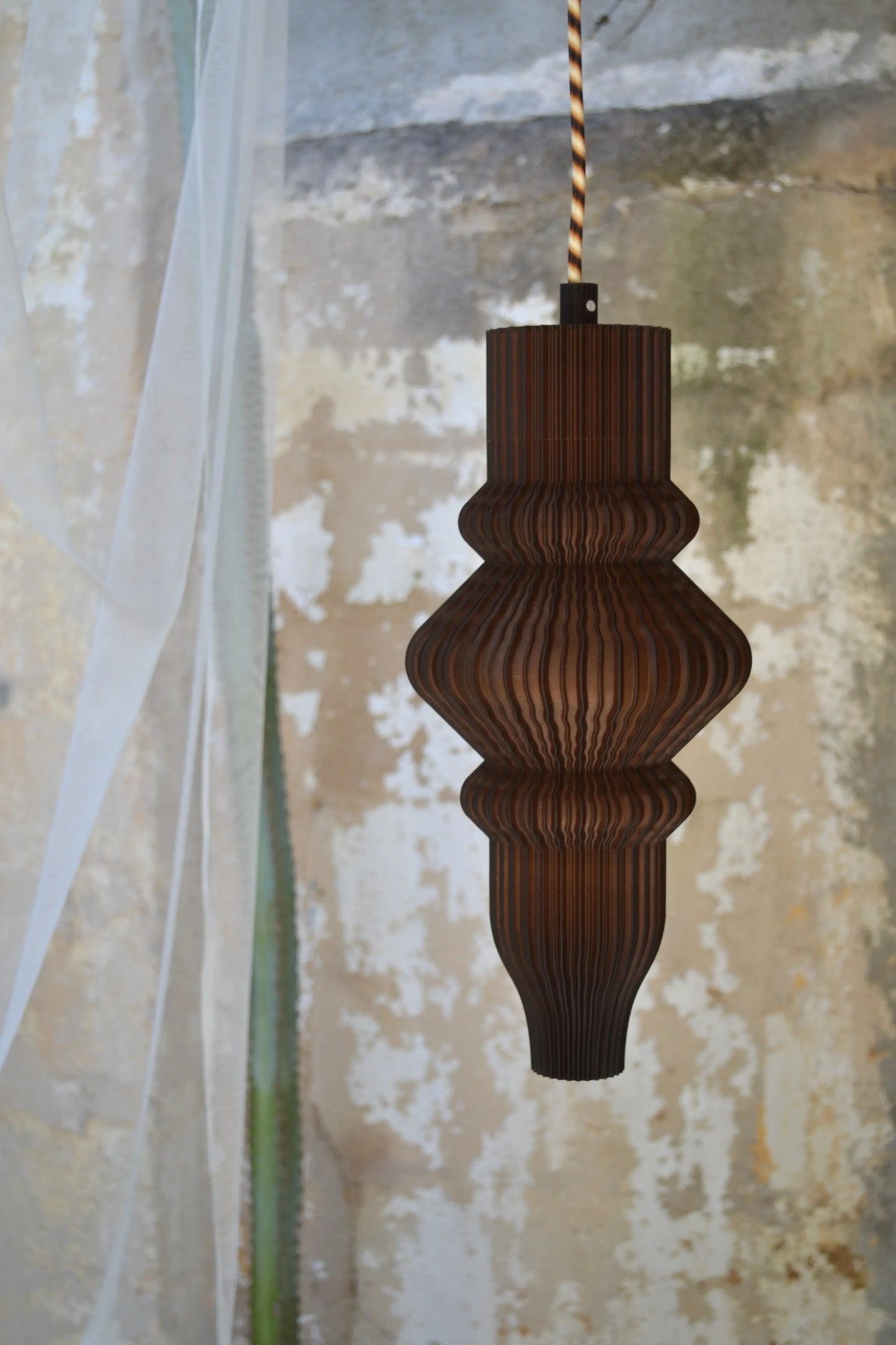 Suspension sculpturale Vira imprimée en 3D, disponible en tailles S, M et L.