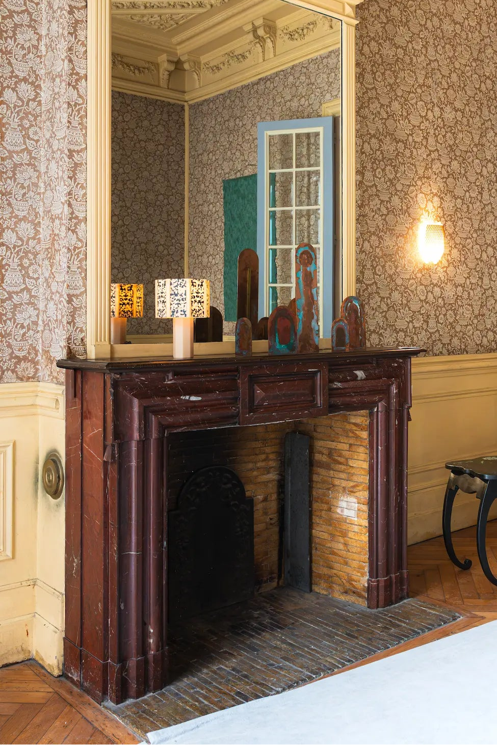 Lampe Brigitte mise en situation sur une cheminée dans un intérieur aux décors historiques