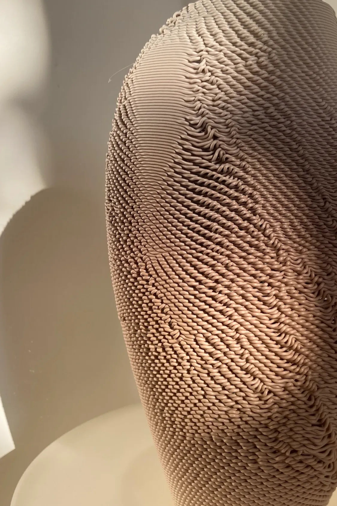Gros plan de la texture aléatoire du vase sculptural Casus imprimé en PLA dégradé.