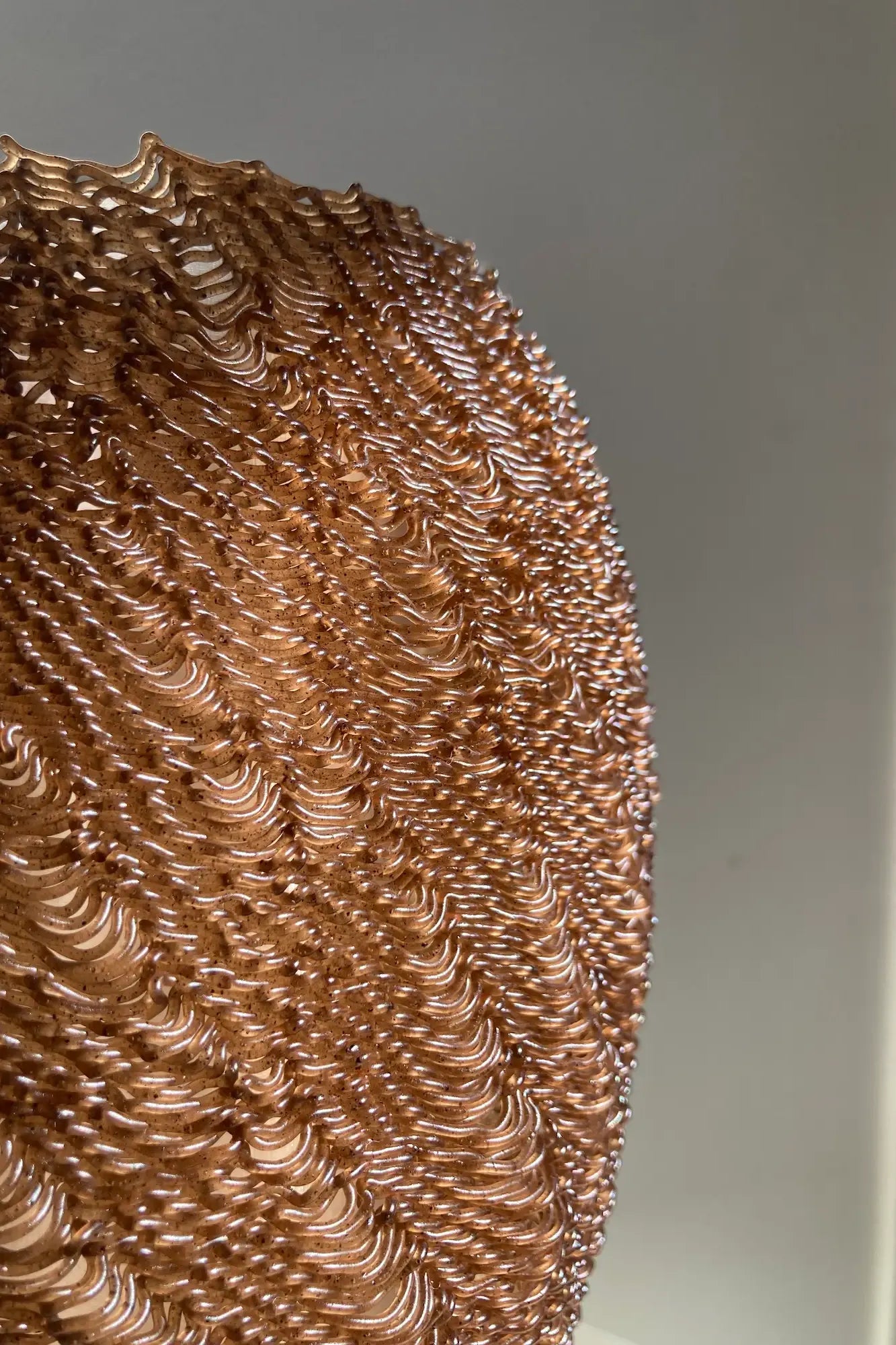 Gros plan de la texture organique du vase Casus en biomatériau à base de marc de café recyclé.