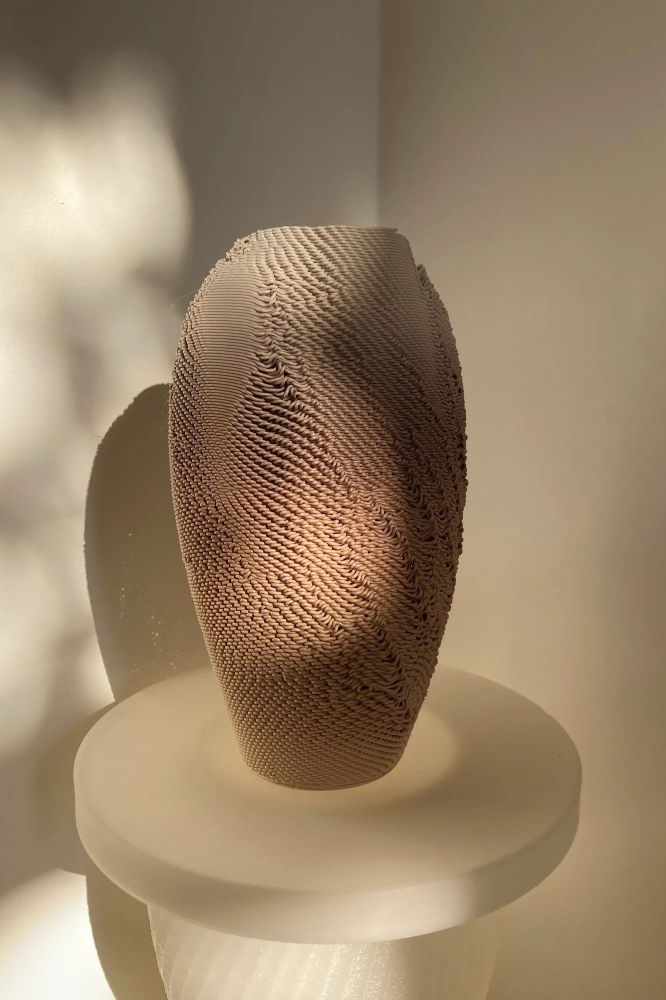 Vase sculptural Casus en PLA dégradé avec texture organique obtenue par dérèglement de l'impression 3D.