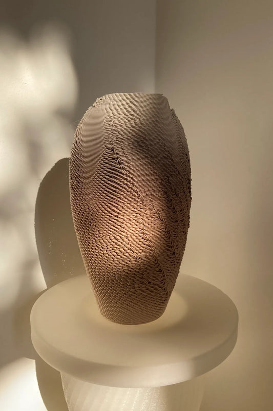Vase sculptural Casus en PLA dégradé avec texture organique obtenue par dérèglement de l'impression 3D.
