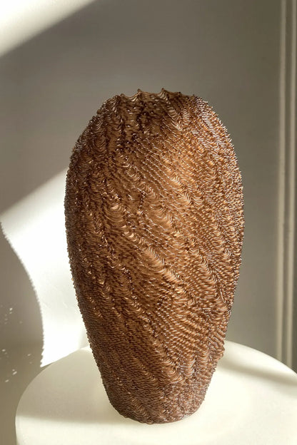 Vase sculptural Casus en PLA chargé en marc de café recyclé avec texture organique obtenue par dérèglement de l'impression 3D. 