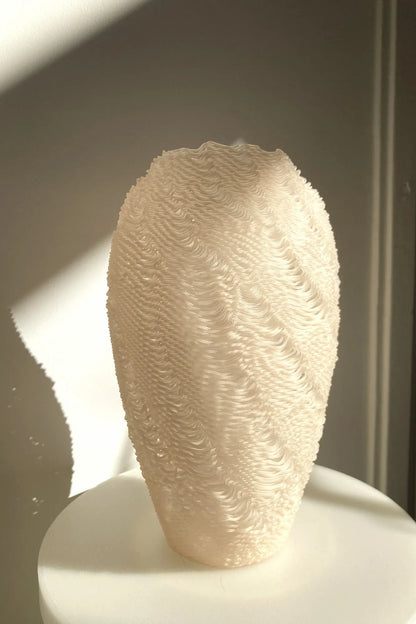 Vase sculptural Casus en PLA chargé en coquilles de moules recyclées avec texture organique obtenue par dérèglement de l'impression 3D. 