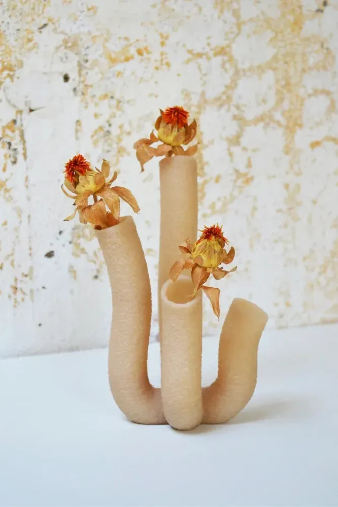 Soliflore organique Coro imprimé en 3D en PLA à base de coquilles de moules recyclées avec fleurs séchées