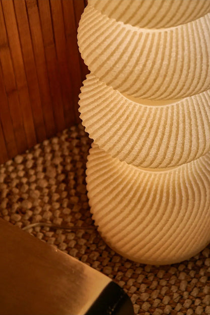 Détail de la texture du lampadaire Exélixi réalisée à partir de coquilles Saint-Jacques recyclées.