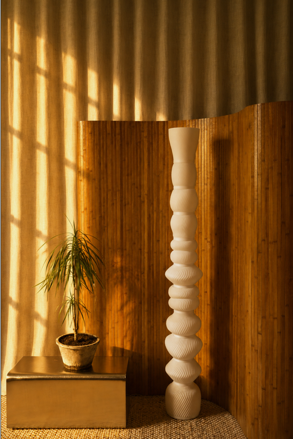 Lampadaire design Exélixi fabriqué à Marseille dans un intérieur contemporain.