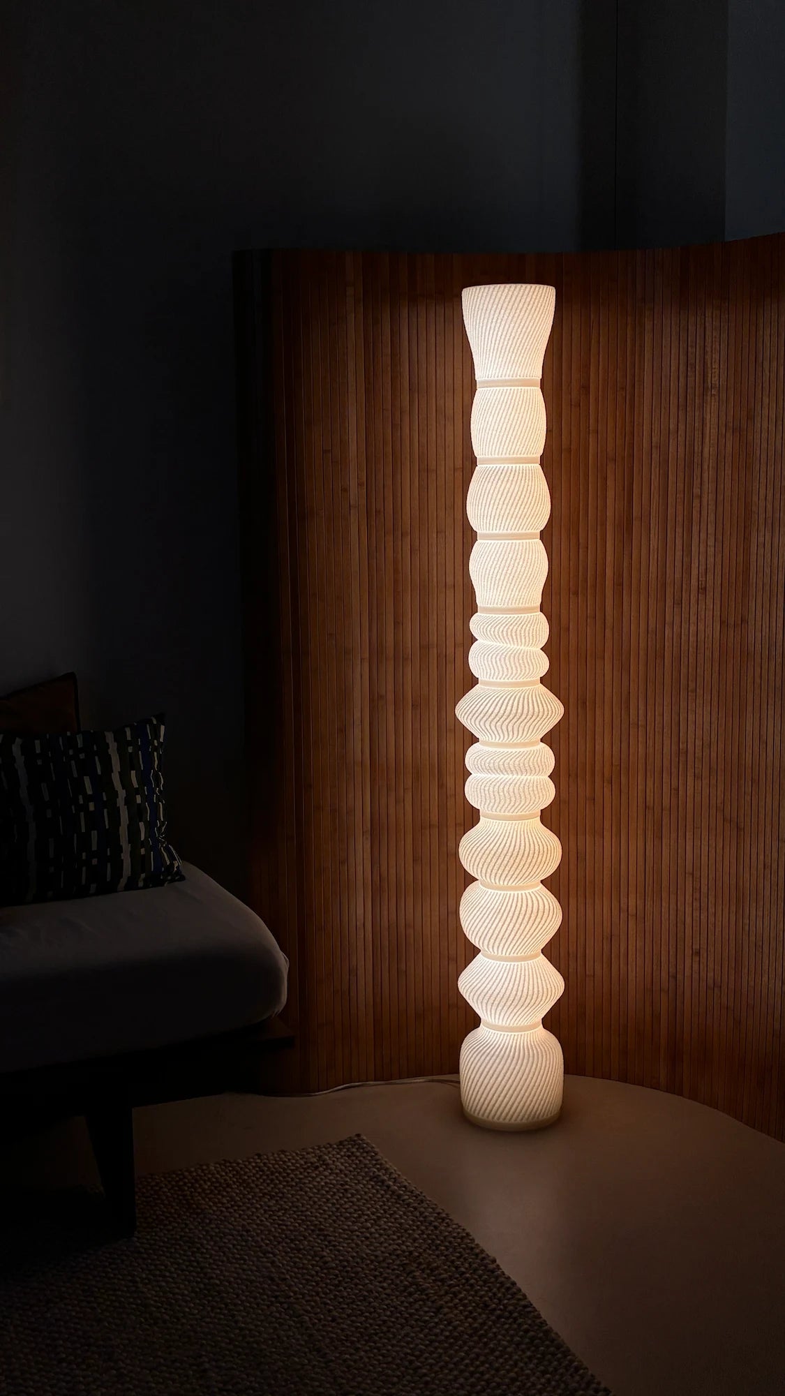 Lampadaire sculptural Exélixi imprimé en 3D à partir de PLA et de coquilles Saint-Jacques recyclées.