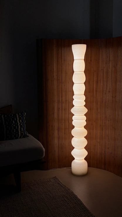 Lampadaire sculptural Exélixi imprimé en 3D à partir de PLA et de coquilles Saint-Jacques recyclées.