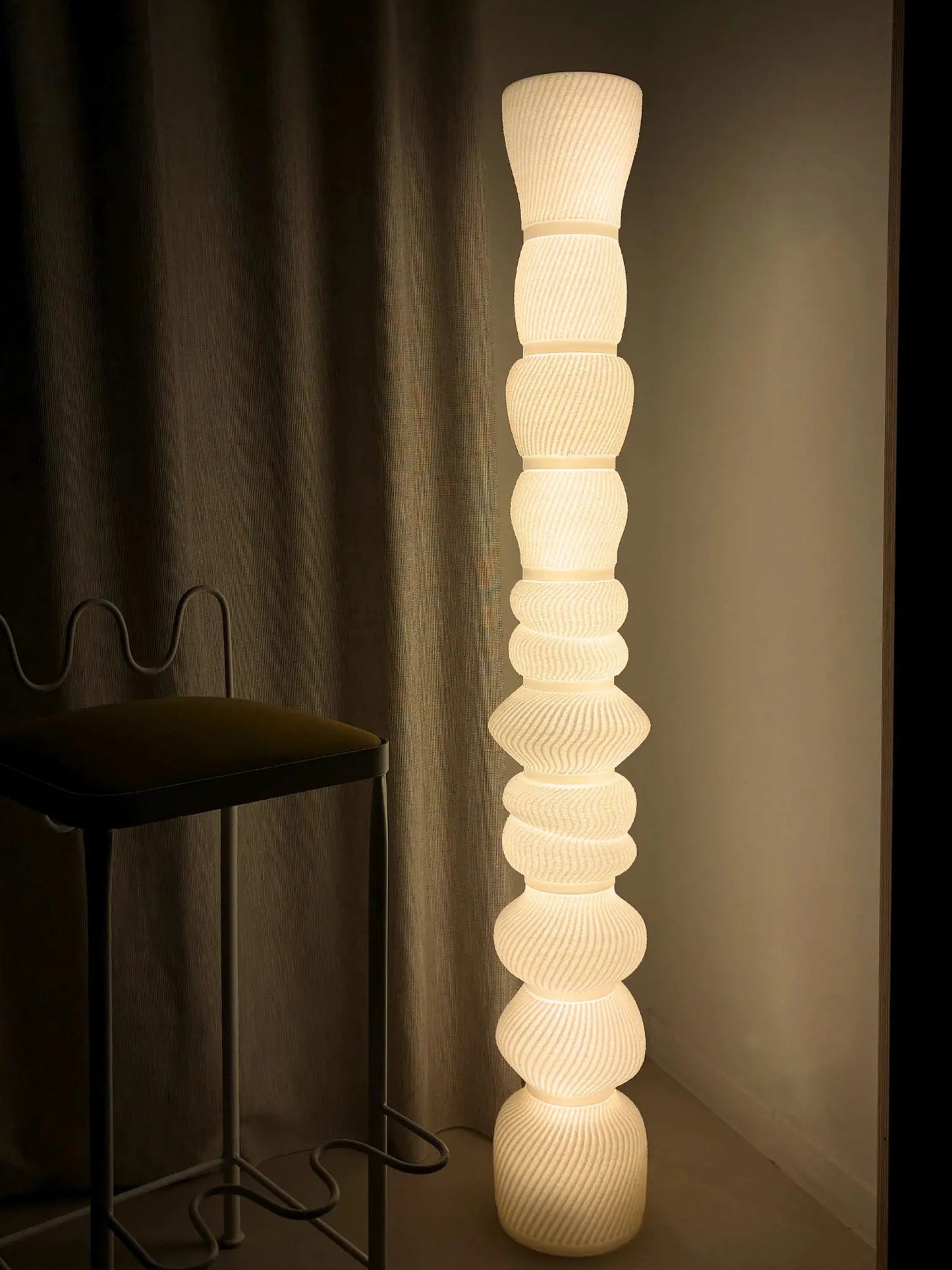 Lampadaire sculptural Exélixi imprimé en 3D à partir de PLA et de coquilles Saint-Jacques recyclées.