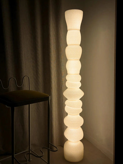 Lampadaire sculptural Exélixi imprimé en 3D à partir de PLA et de coquilles Saint-Jacques recyclées.