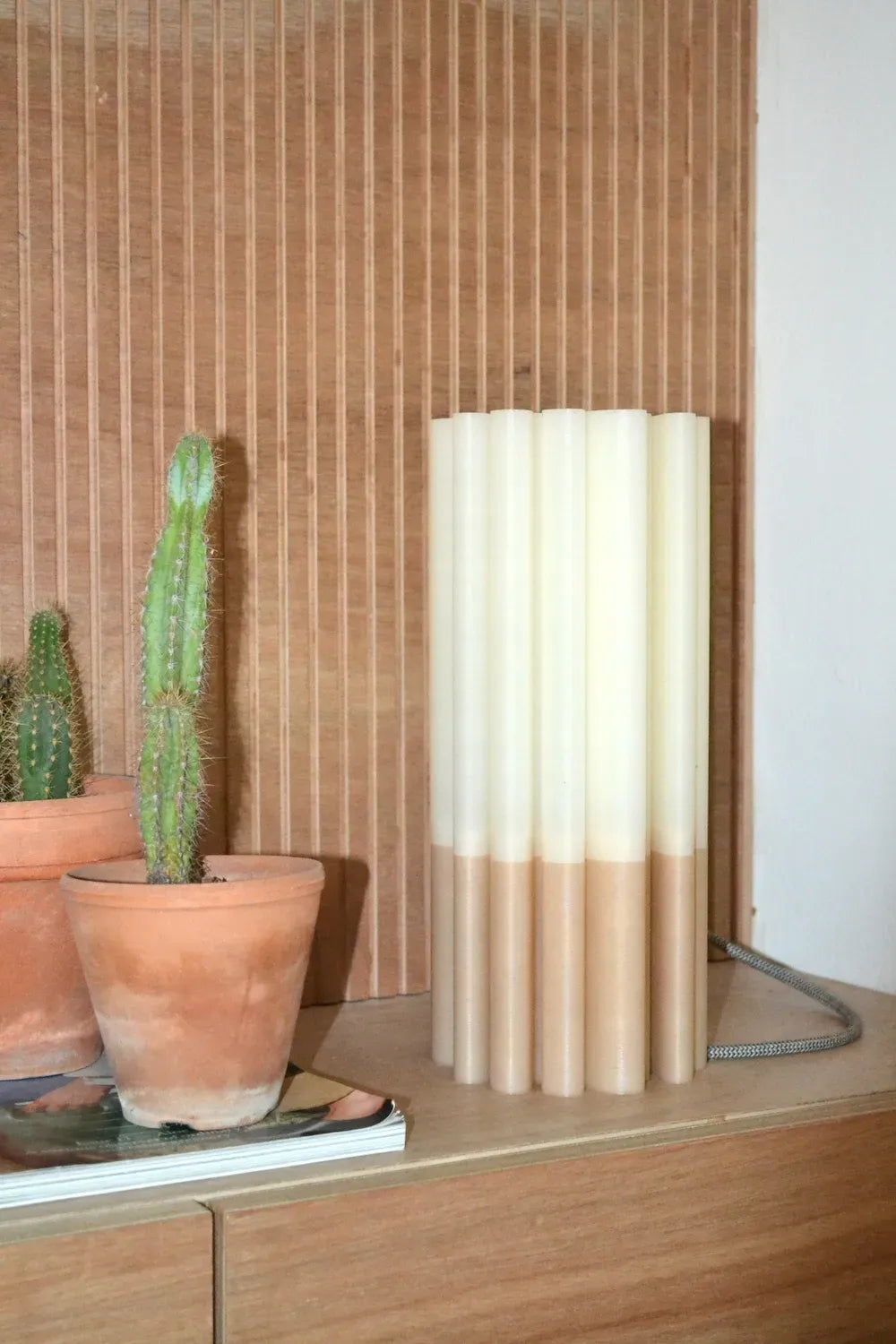 Lampe à poser Diplo fabriquée en PLA chargé en coquilles Saint-Jacques et moules recyclées, offrant une teinte naturelle et minérale.