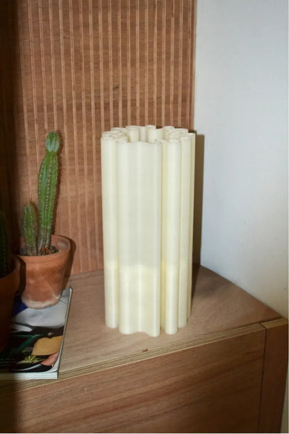 Lampe à poser Diplo en PLA coquilles Siant-Jacques installée sur un meuble en bois dans un intérieur contemporain aux tons naturels.