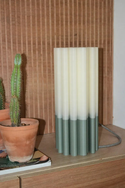 Lampe à poser Diplo avec base vert sauge et diffuseur translucide, conçue pour apporter une lumière douce et une présence sculpturale.