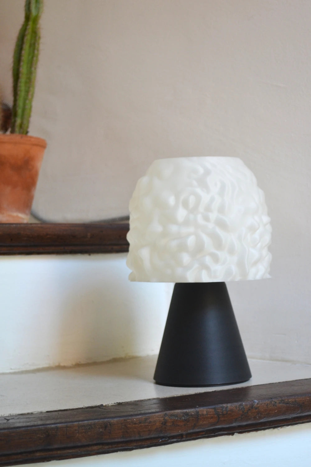 Lampe Mori imprimée en 3D à partir de PLA teinté avec des coquilles Saint-Jacques recyclées et ardoises pilées