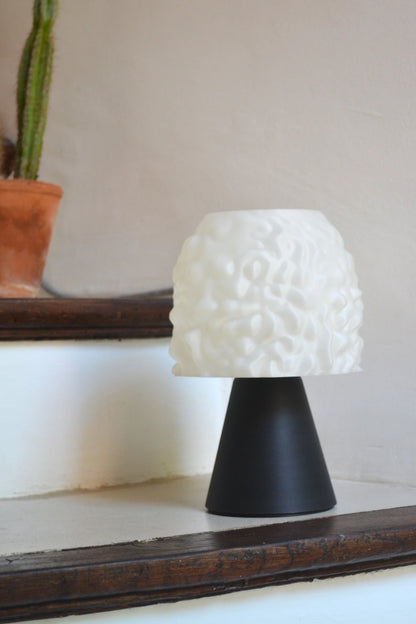Lampe Mori imprimée en 3D à partir de PLA teinté avec des coquilles Saint-Jacques recyclées et ardoises pilées