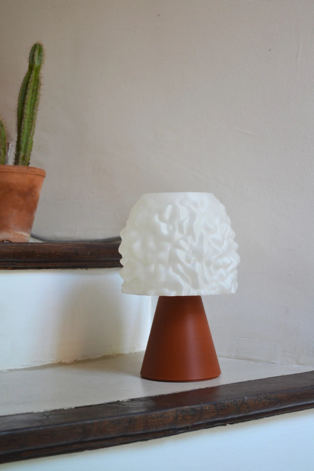 Lampe Mori imprimée en 3D à partir de PLA teinté avec des coquilles Saint-Jacques recyclées et briques pilées