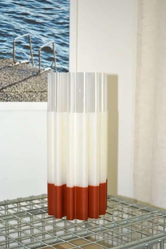 Vase organique New Diplo en PLA chargé de coquilles Saint-Jacques et briques pilées. Insert transparent étanche en PETG.