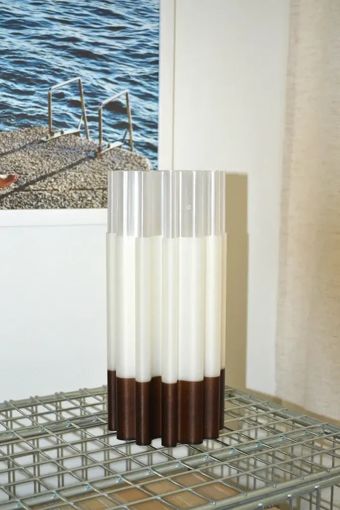 Vase organique New Diplo en PLA chargé de coquilles Saint-Jacques recyclées et base en marc de café. Insert transparent étanche en PETG.