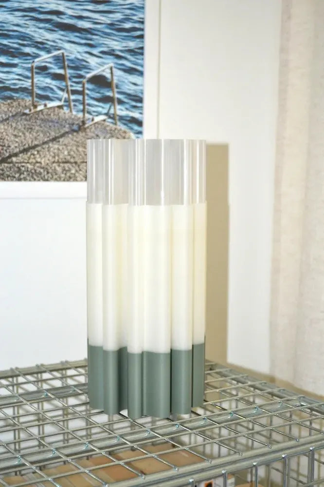 Vase organique New Diplo en PLA chargé de coquilles Saint-Jacques et pigments verts. Insert transparent étanche en PETG.