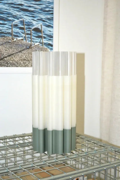 Vase organique New Diplo en PLA chargé de coquilles Saint-Jacques et pigments verts. Insert transparent étanche en PETG.