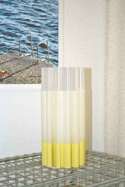 Vase organique New Diplo en PLA chargé de coquilles Saint-Jacques et pigments jaunes. Insert transparent étanche en PETG.