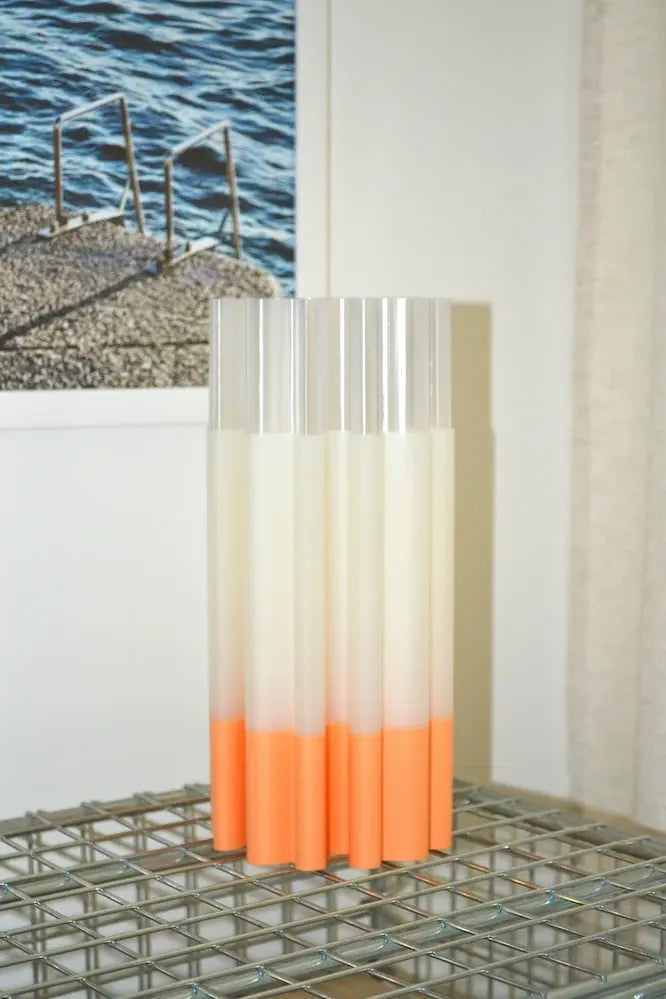 Vase organique New Diplo en PLA chargé de coquilles Saint-Jacques et pigments oranges. Insert transparent étanche en PETG.