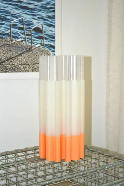 Vase organique New Diplo en PLA chargé de coquilles Saint-Jacques et pigments oranges. Insert transparent étanche en PETG.
