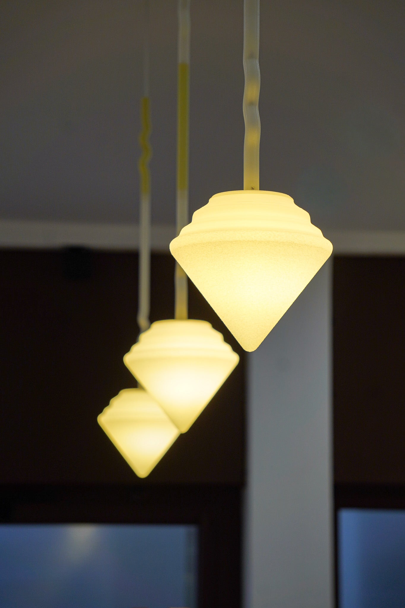 Suspension Pendulum diffusant une lumière douce à travers une matière biosourcée imprimée en 3D.
