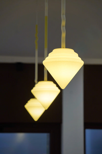 Suspension Pendulum diffusant une lumière douce à travers une matière biosourcée imprimée en 3D.