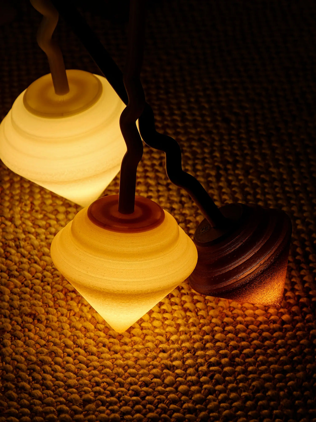 Suspension Pendulum diffusant une lumière douce à travers une matière biosourcée imprimée en 3D.