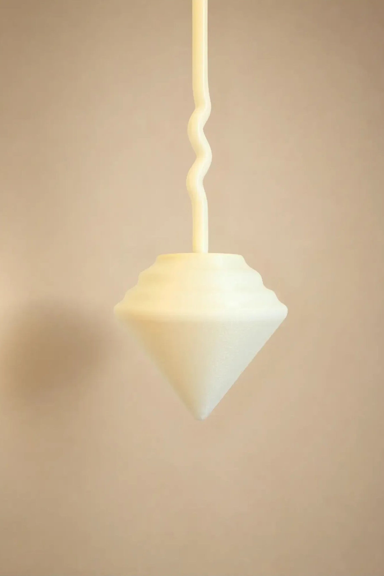 Suspension Pendulum taille S imprimée en 3D à Marseille, inspirée des pendules et conçue autour de l'équilibre et du mouvement.