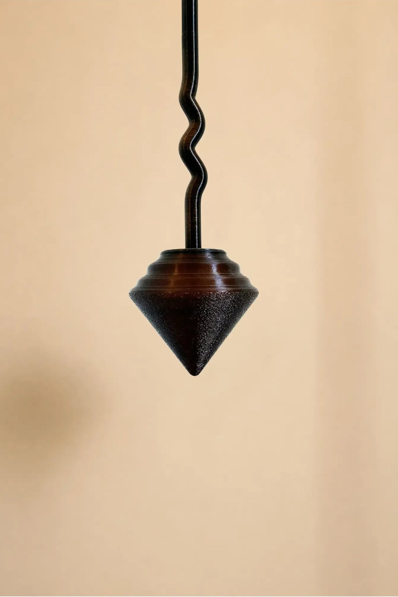Suspension Pendulum taille S imprimée en 3D à Marseille, inspirée des pendules et conçue autour de l'équilibre et du mouvement.