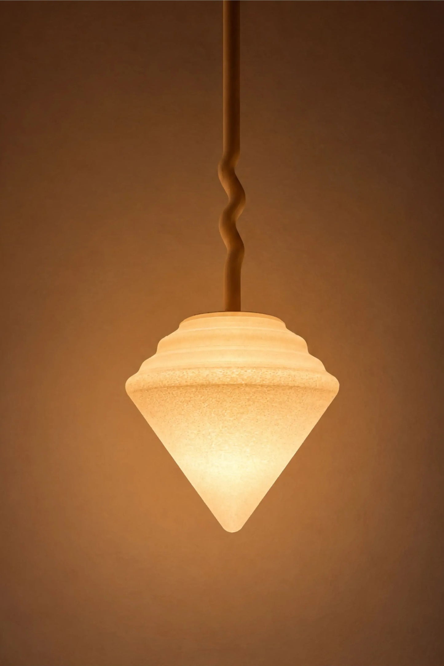 Suspension Pendulum diffusant une lumière douce à travers une matière biosourcée imprimée en 3D.