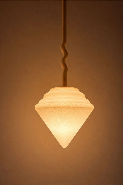 Suspension Pendulum diffusant une lumière douce à travers une matière biosourcée imprimée en 3D.