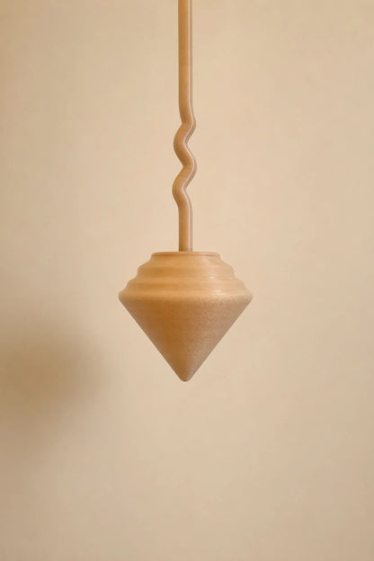Suspension Pendulum imprimée en 3D à Marseille, inspirée des pendules et conçue autour de l'équilibre et du mouvement.