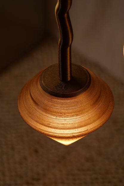 Détail de la suspension Pendulum réalisée à partir de PLA biosourcé et de résidus naturels recyclés.