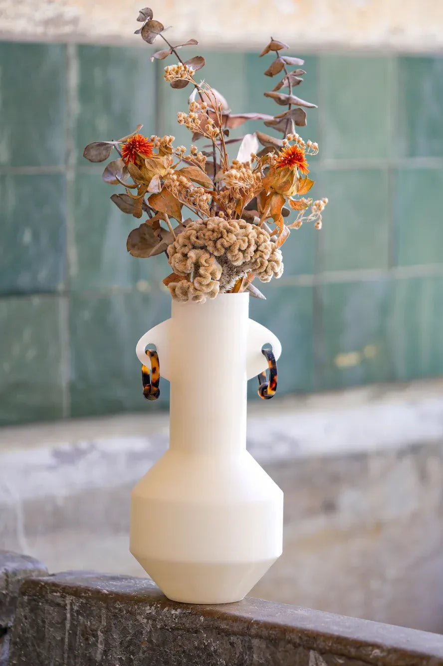 vase amphore avec bouquet de fleurs