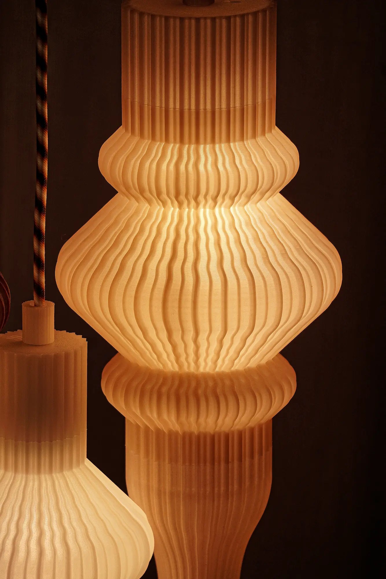 Détail de la texture plissée de la suspension Vira imprimée en 3D en PLA à base de coquilles de moules recyclées. 