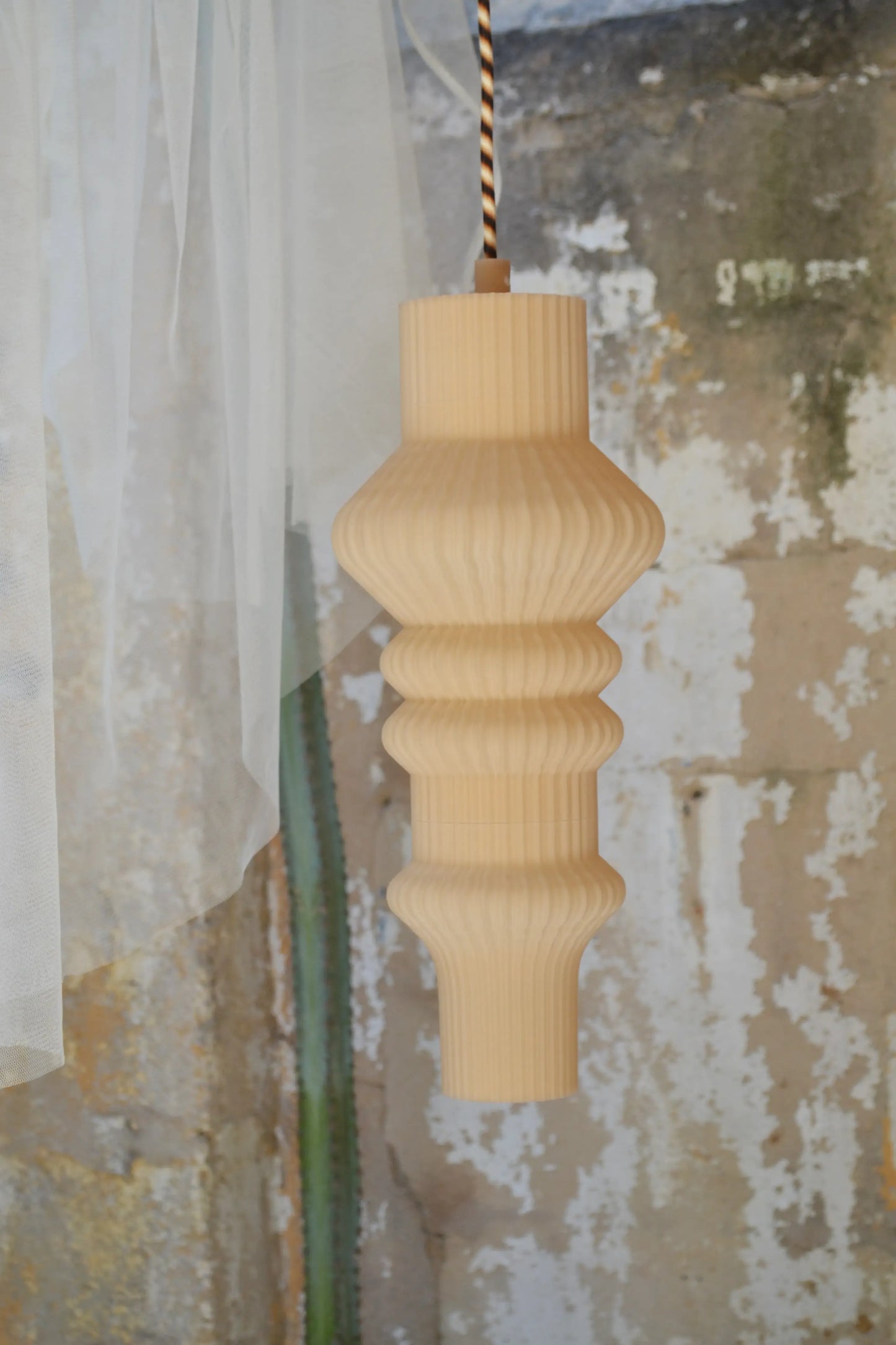 Suspension sculpturale Vira imprimée en 3D, disponible en tailles S, M et L.