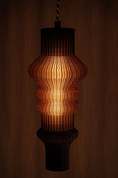 Suspension Vira diffusant une lumière douce à travers une matière biosourcée imprimée en 3D.
