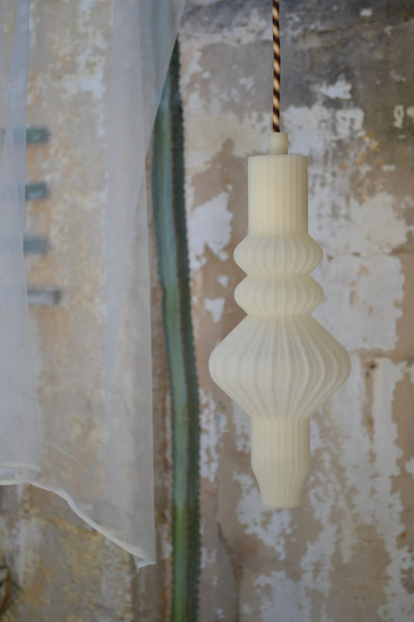 Suspension sculpturale Vira imprimée en 3D, disponible en tailles S, M et L.