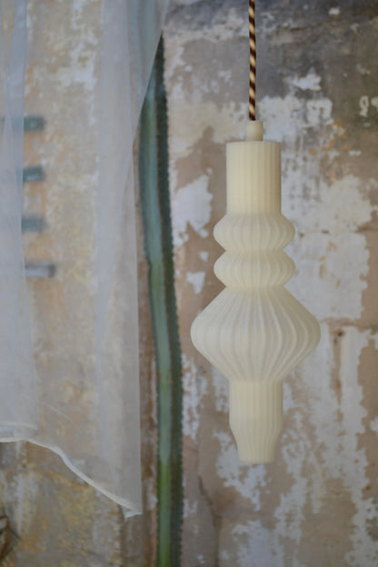 Suspension sculpturale Vira imprimée en 3D, disponible en tailles S, M et L.