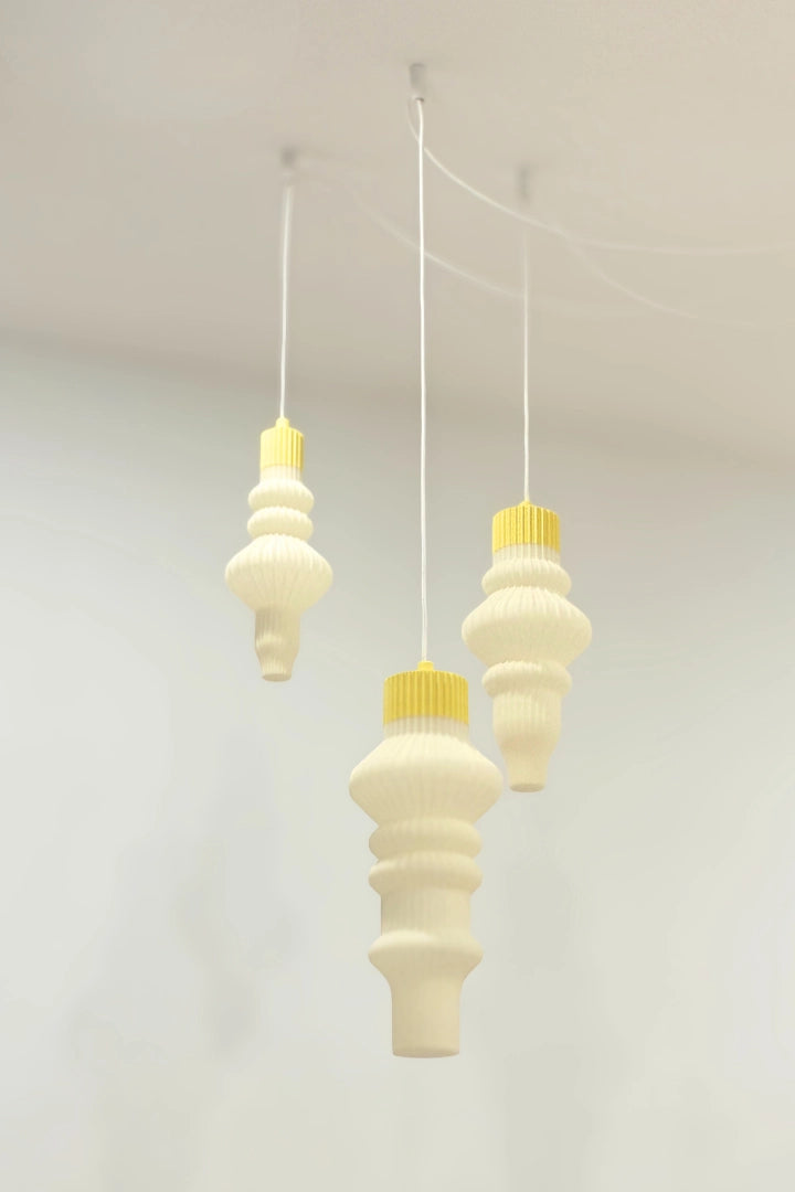 Suspension triptyque Vira composée de trois volumes inspirés de la sculpture moderniste et du mobilier provençal.
