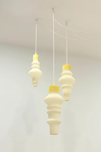 Suspension triptyque Vira composée de trois volumes inspirés de la sculpture moderniste et du mobilier provençal.